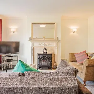  Holiday home 2 Bed House W/ Garden And Free Parking!