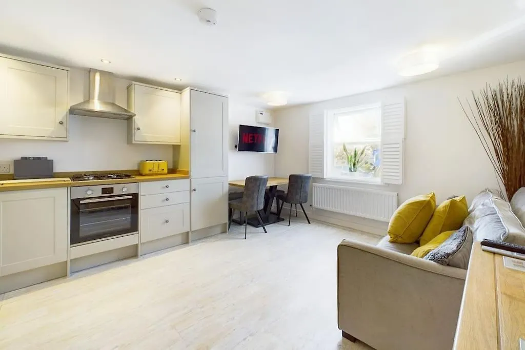 The Snug Central Cosy Good Wi-Fi Cheltenham United Kingdom
