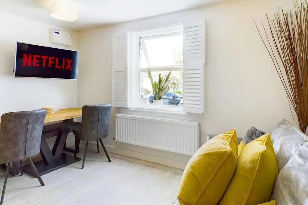 The Snug Central Cosy Good Wi-Fi Cheltenham